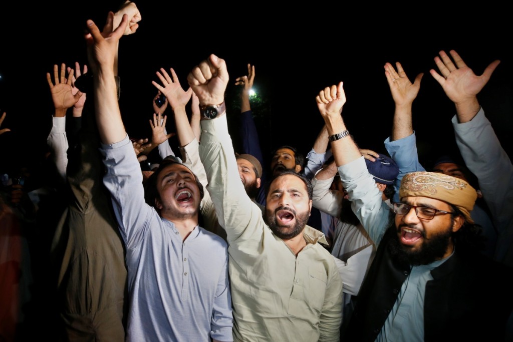 在國會外有反對派支持者慶祝伊姆蘭汗下台。AP 