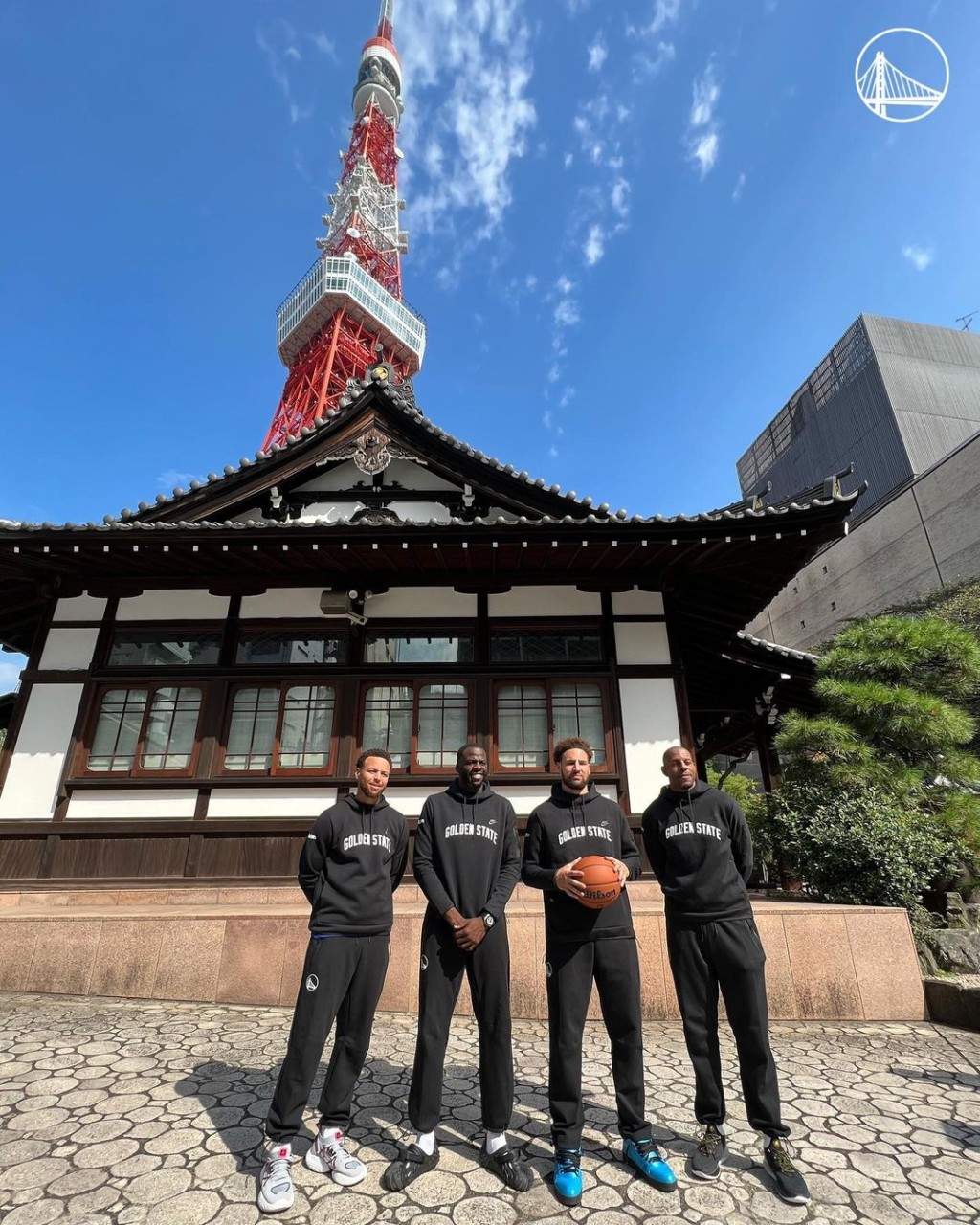 勇士球員到東京鐵塔觀光。網上圖片