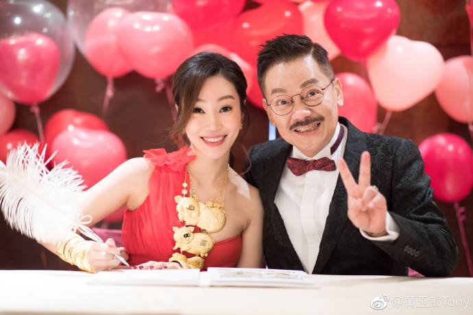 2019年，黃玉郎自爆情人節娶年小30多歲的嫩口圈外女友Cass Fong。