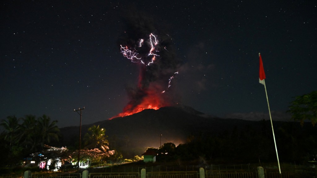 印尼勒沃托比火山連續兩日爆發 火山灰衝18公里高空