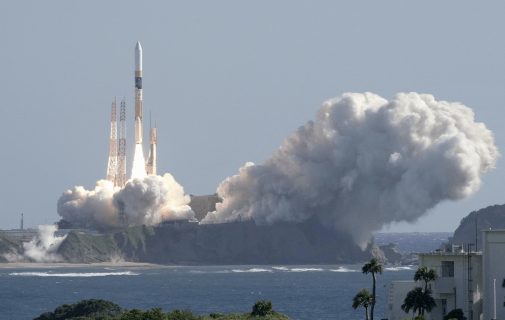 2023年9月7日，搭載著SLIM登月器的 H-IIA 火箭，從日本種子島太空中心發射升空。（路透社）