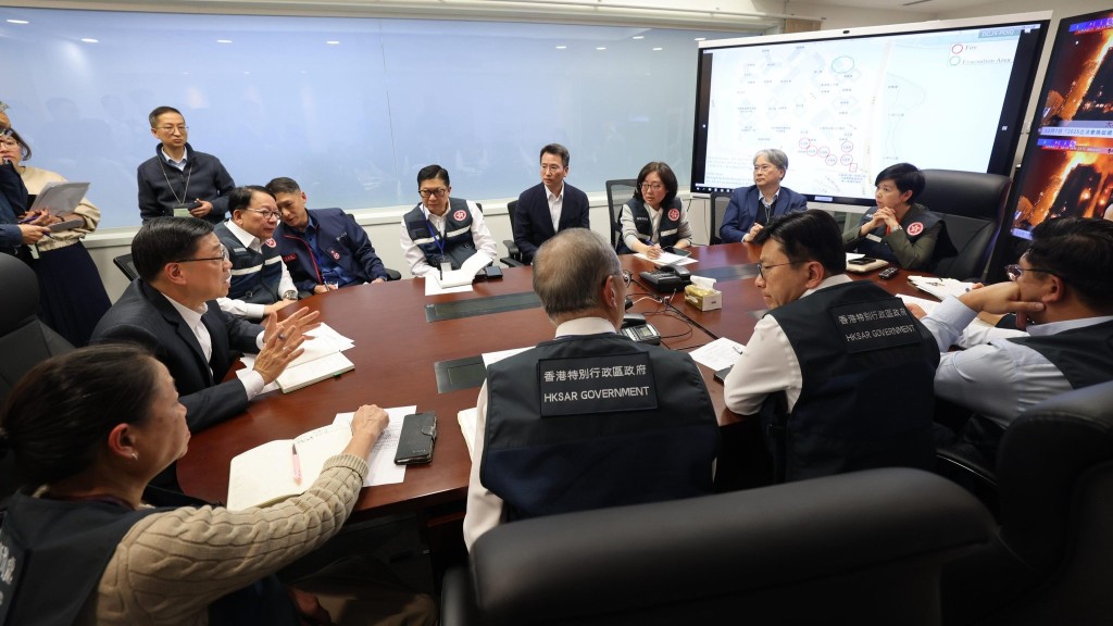 大埔宏福苑五級火｜李家超主持跨部門緊急會議：對消防員殉職極度哀傷 指示全力做好滅火救援工作