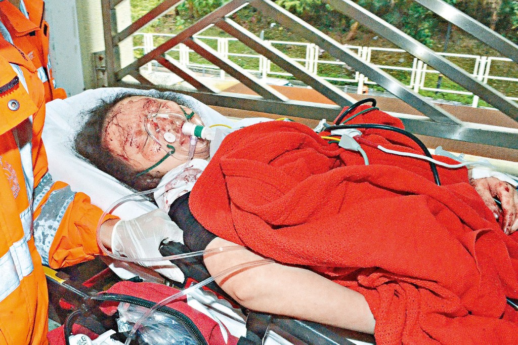 女被告當日行兇後再自捅腹部送院。