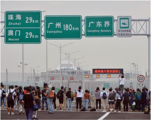 鐵絲網後的內地路段,採用綠底白色簡體字的路牌。