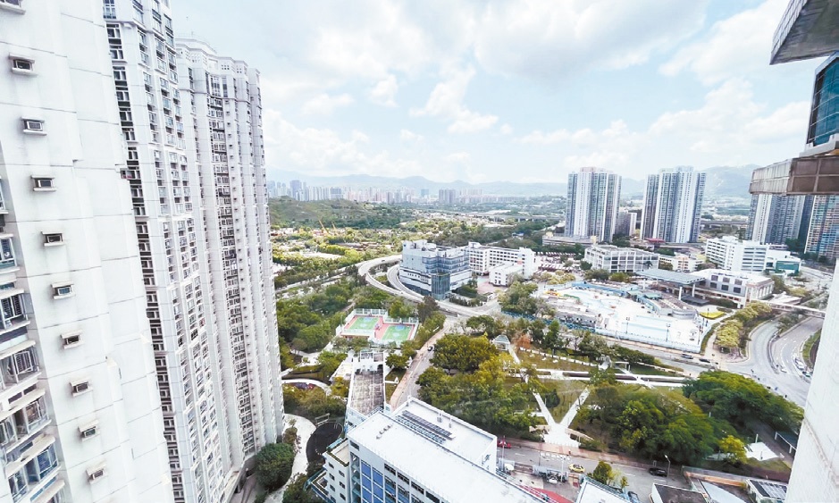 大厅外望见天水围泳池及周边翠绿景，四周颇为恬静。