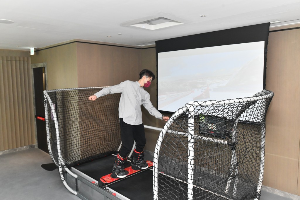 健身室內設模擬滑雪機供住戶挑戰。