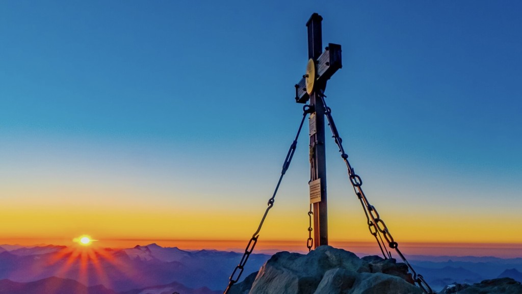 奥地利最高峰大格洛克纳峰顶有一个十字架。 grossglockner.at