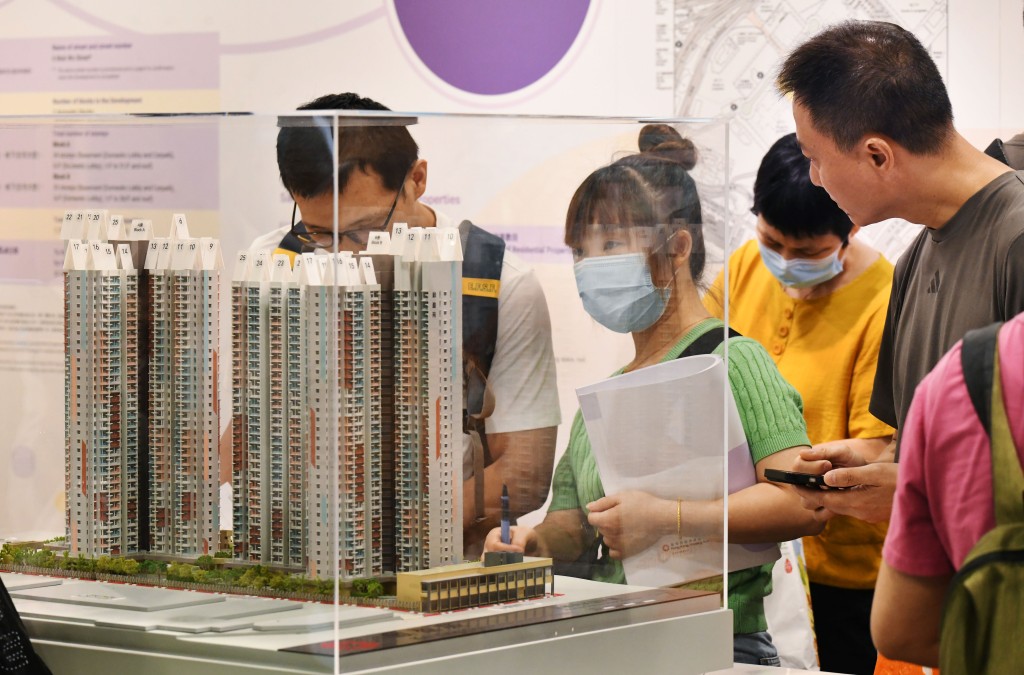 何永賢指現時約一半住戶居住在自己擁有的物業。 何永賢指現時約一半住戶居住在自己擁有的物業。