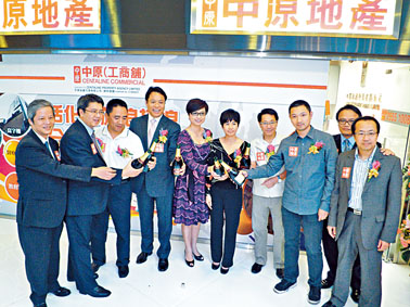 億京發展主席余卓兒（右四）多年來在市場密密吸納麗新系股份。