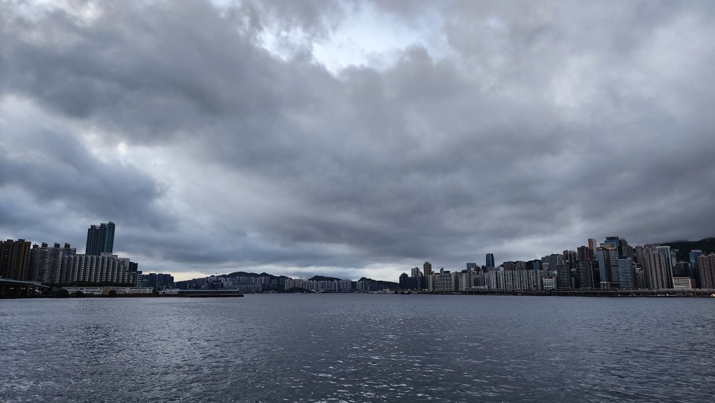 间中有骤雨及狂风雷暴。黎志伟摄