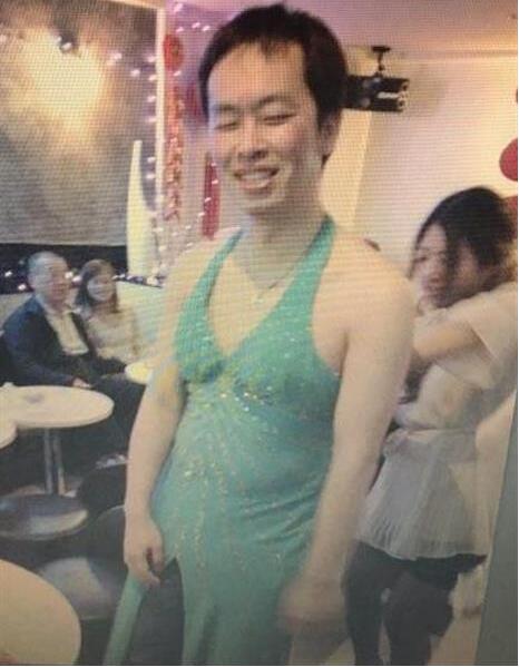 岩崎龍也與死者相識，圖為陳寶蘭幫他穿裙子。 資料圖片