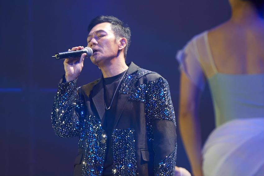 张兆辉在演唱会上唱了不少经典剧集歌曲。