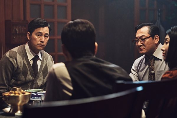 郑雨盛（左）主演的韩国电影《首尔之春》。