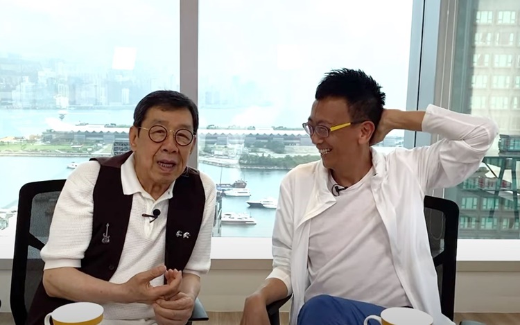 修哥說話風趣，阿旦笑不停。