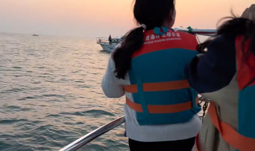 广西涠洲岛游客极近距离观鲸，导致鲸鱼周身伤痕。小红书＠Venus