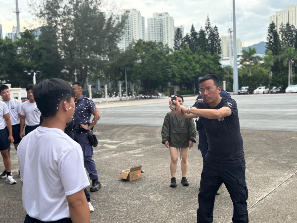 輔警隊教官、警長楊啟龍負責教授警務程序與實務練習相關的知識。 輔警隊教官、警長楊啟龍負責教授警務程序與實務練習相關的知識。