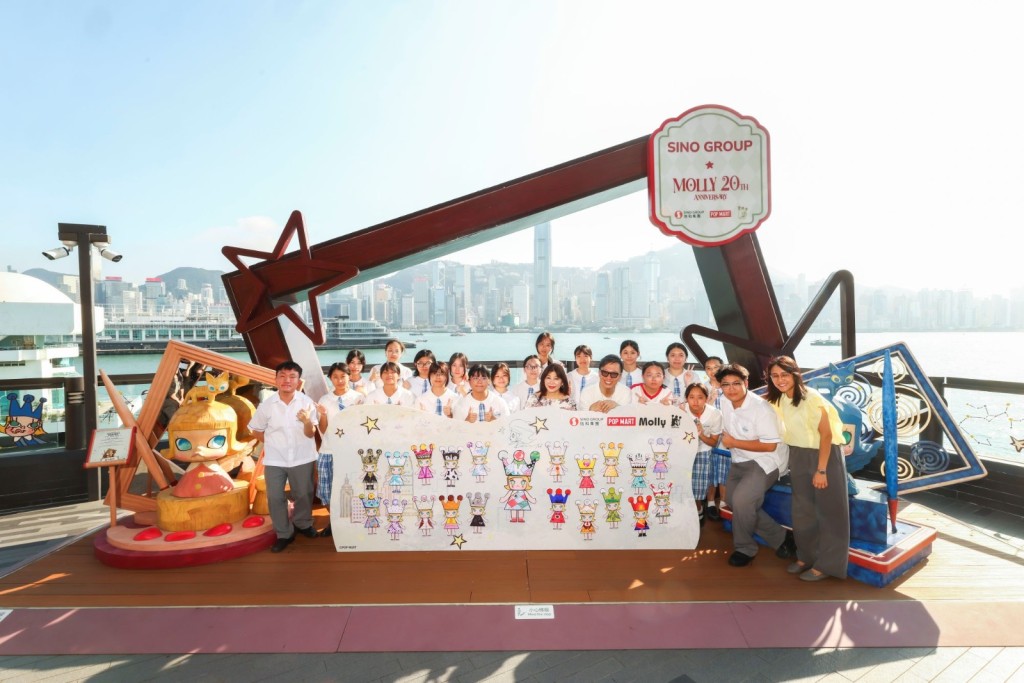 POP MART與信和集團早前舉辦「追蹤MOLLY星光軌跡」藝術交流活動,邀請20名來自北區一所中學、修讀視覺藝術科的高中學生,與MOLLY創作人王信明(Kenny Wong)近距離交流。 POP MART與信和集團早前舉辦「追蹤MOLLY星光軌跡」藝術交流活動,邀請20名來自北區一所中學、修讀視覺藝術科的高中學生,與MOLLY創作人王信明(Kenny Wong)近距離交流。
