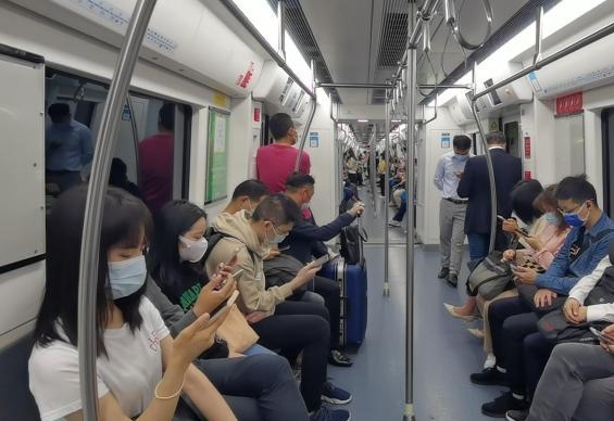 春節深圳地鐵全網將延時運營。 中新社