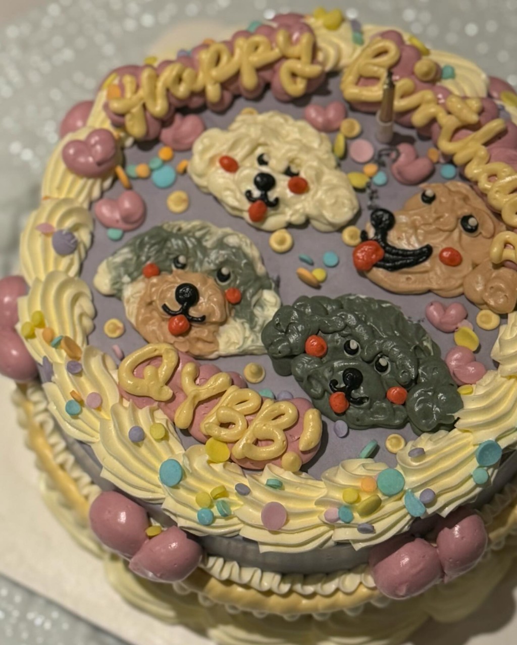 生日蛋糕以爱犬做主题。
