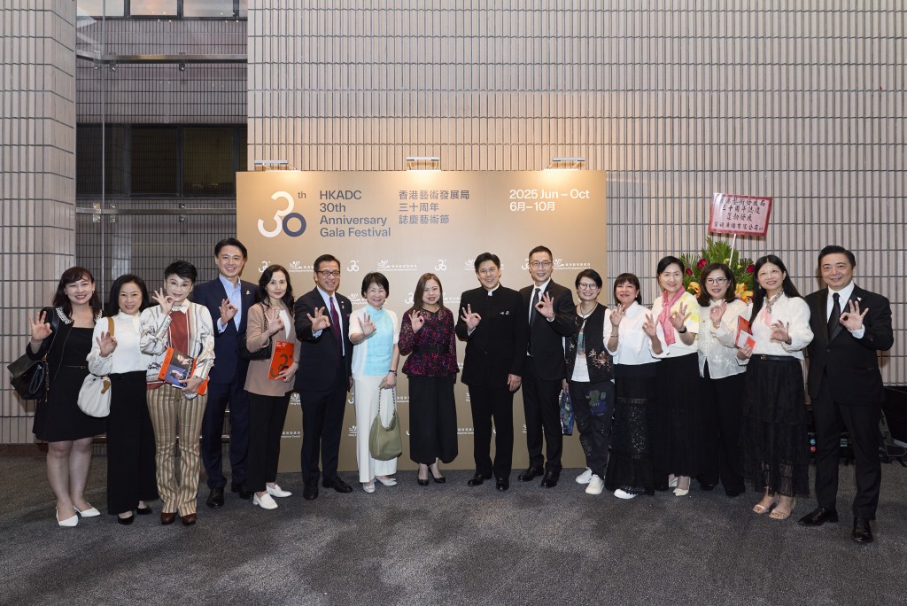 成立30周年的(藝發局),昨晚(5日)舉行開幕音樂會,並宣佈為歷時5個月的藝術節揭開序幕 成立30周年的(藝發局),昨晚(5日)舉行開幕音樂會,並宣佈為歷時5個月的藝術節揭開序幕
