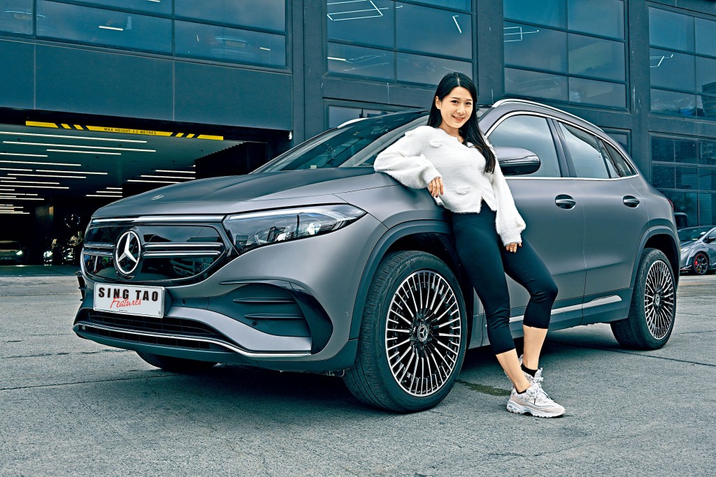 蔡頌思（Jocelyn）首次駕駛平治EQA250電動車，她說這種體積SUV很適合香港使用。