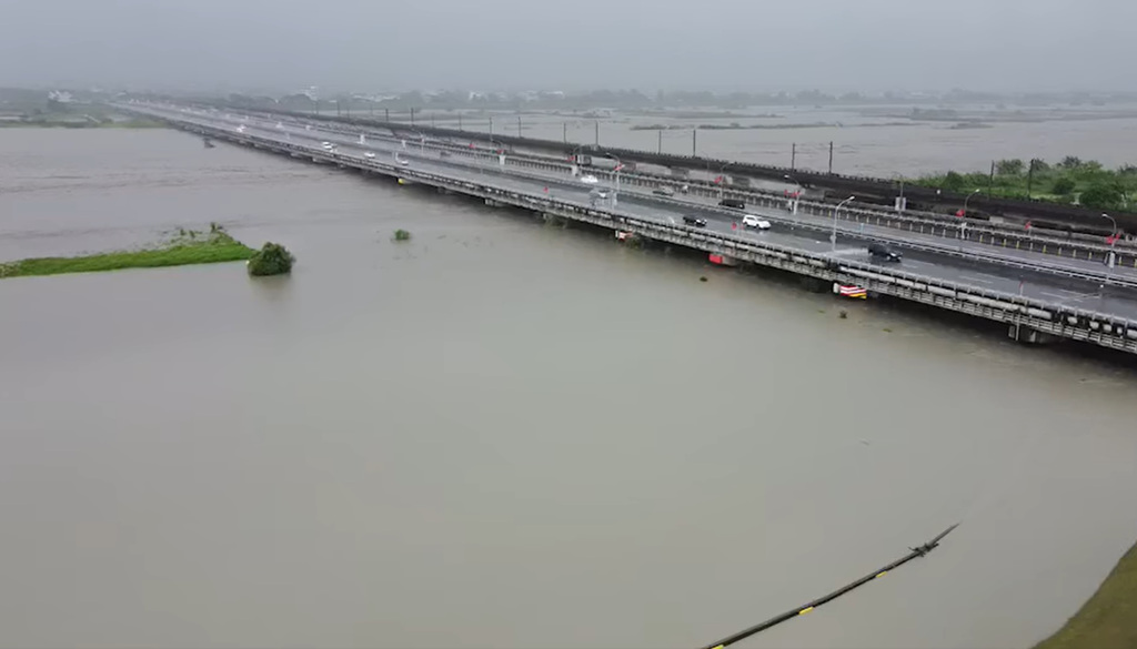 台灣宜蘭蘭陽溪水暴漲，水位幾乎高過蘭陽大橋的橋墩。網上圖片
