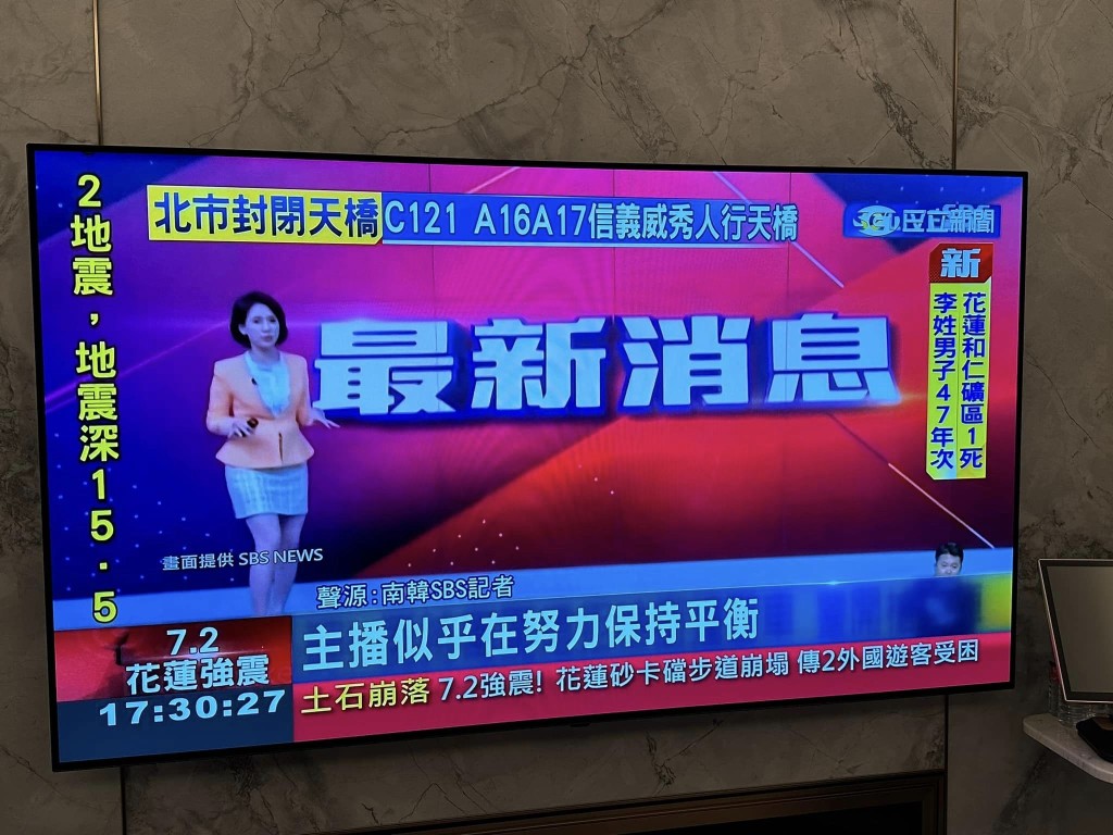 曾铃媛在强震至站不稳情况下仍镇静报道新闻，专业表现获赞赏。