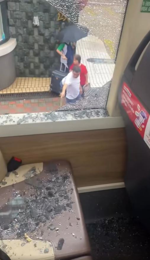 車窗碎片散落在座位上。fb車cam L（香港群組）影片截圖