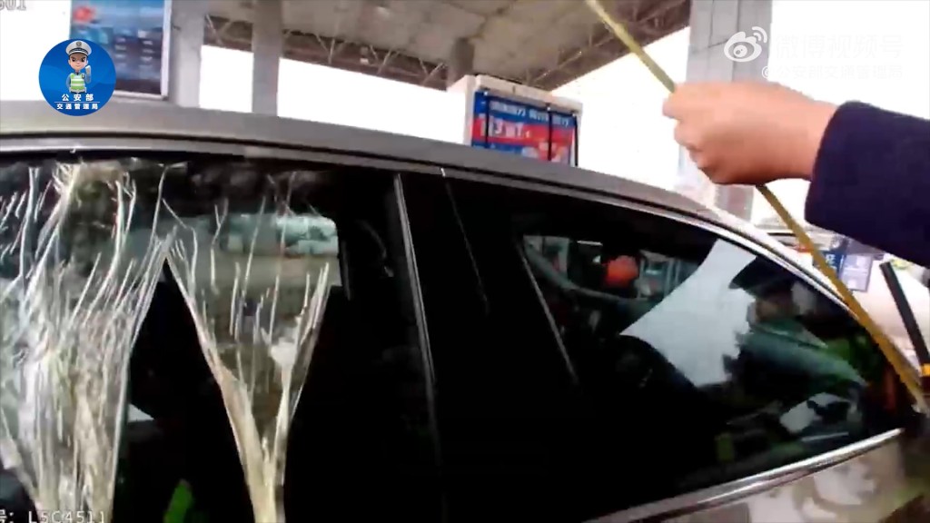 貓咪誤將車鎖上，讓主人棄於車外。微博@公安部交通管理局