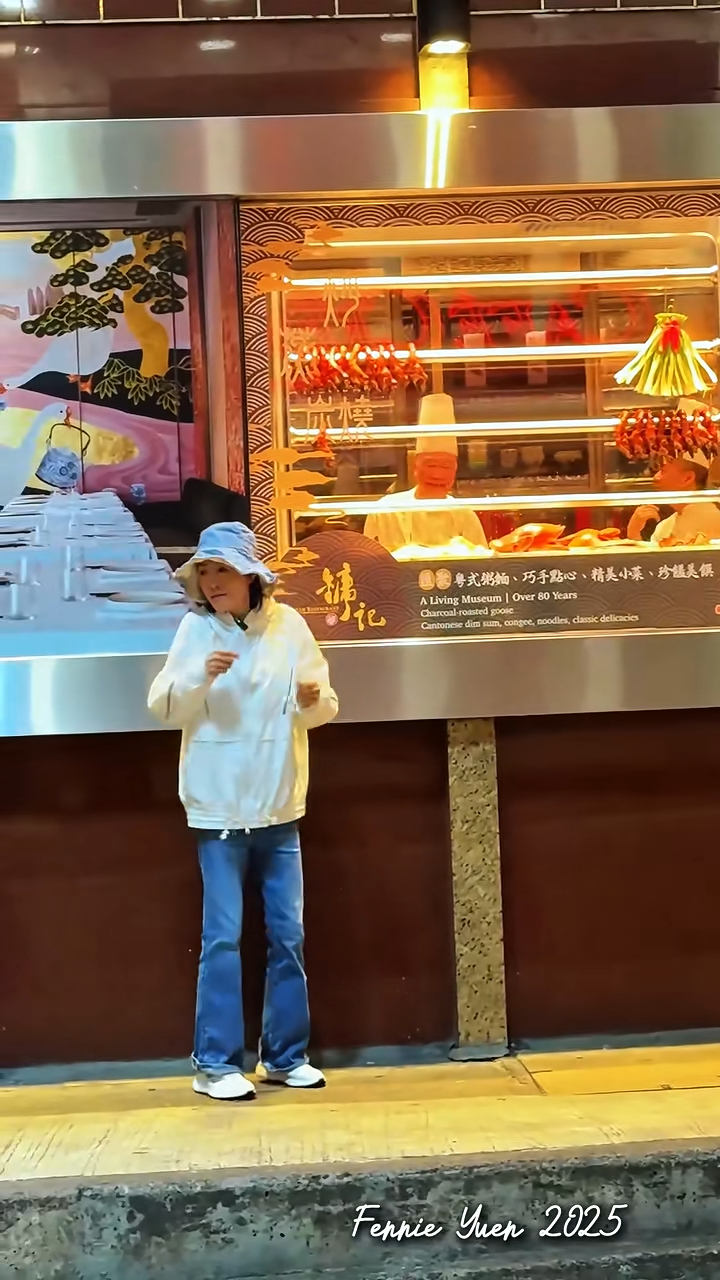 日前有網民在小紅書上發佈了一段袁潔瑩在知名餐廳拍攝的影片,只見她期間出現異常舉動,不但出現過度活躍的肢體動作,還頻繁扭動身軀更不時無故揮舞雙手,與過往沉穩形象大相逕庭。 日前有網民在小紅書上發佈了一段袁潔瑩在知名餐廳拍攝的影片,只見她期間出現異常舉動,不但出現過度活躍的肢體動作,還頻繁扭動身軀更不時無故揮舞雙手,與過往沉穩形象大相逕庭。