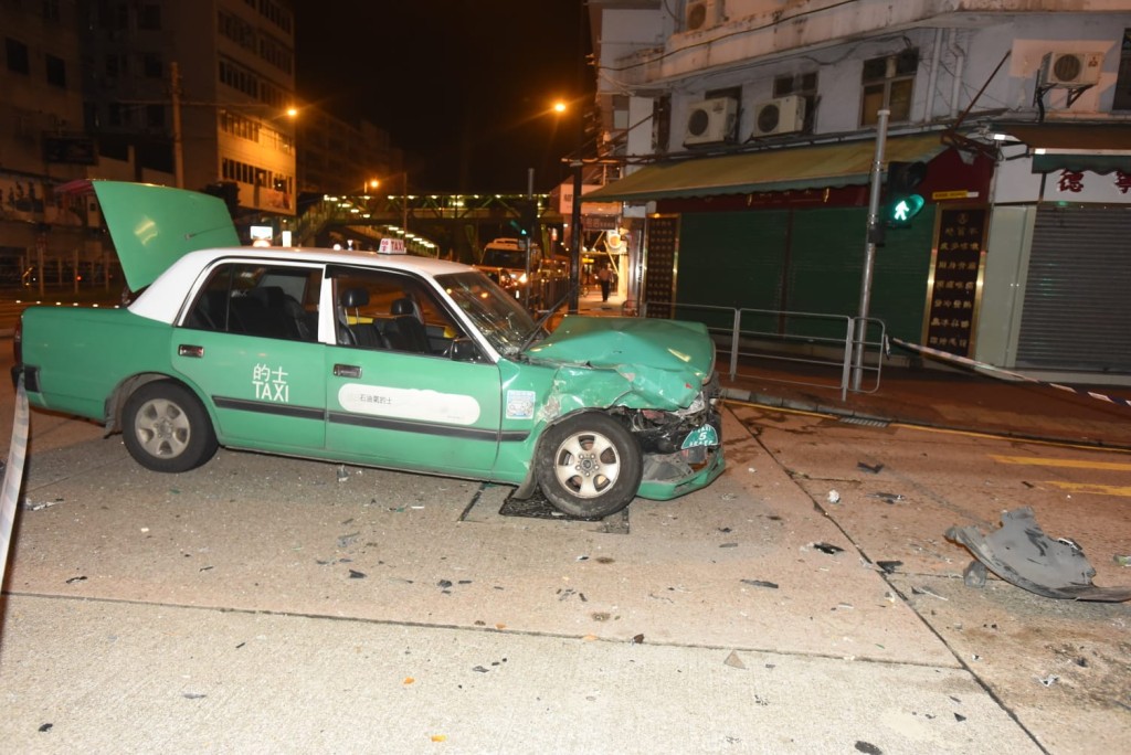 被撞的士損毀嚴重。