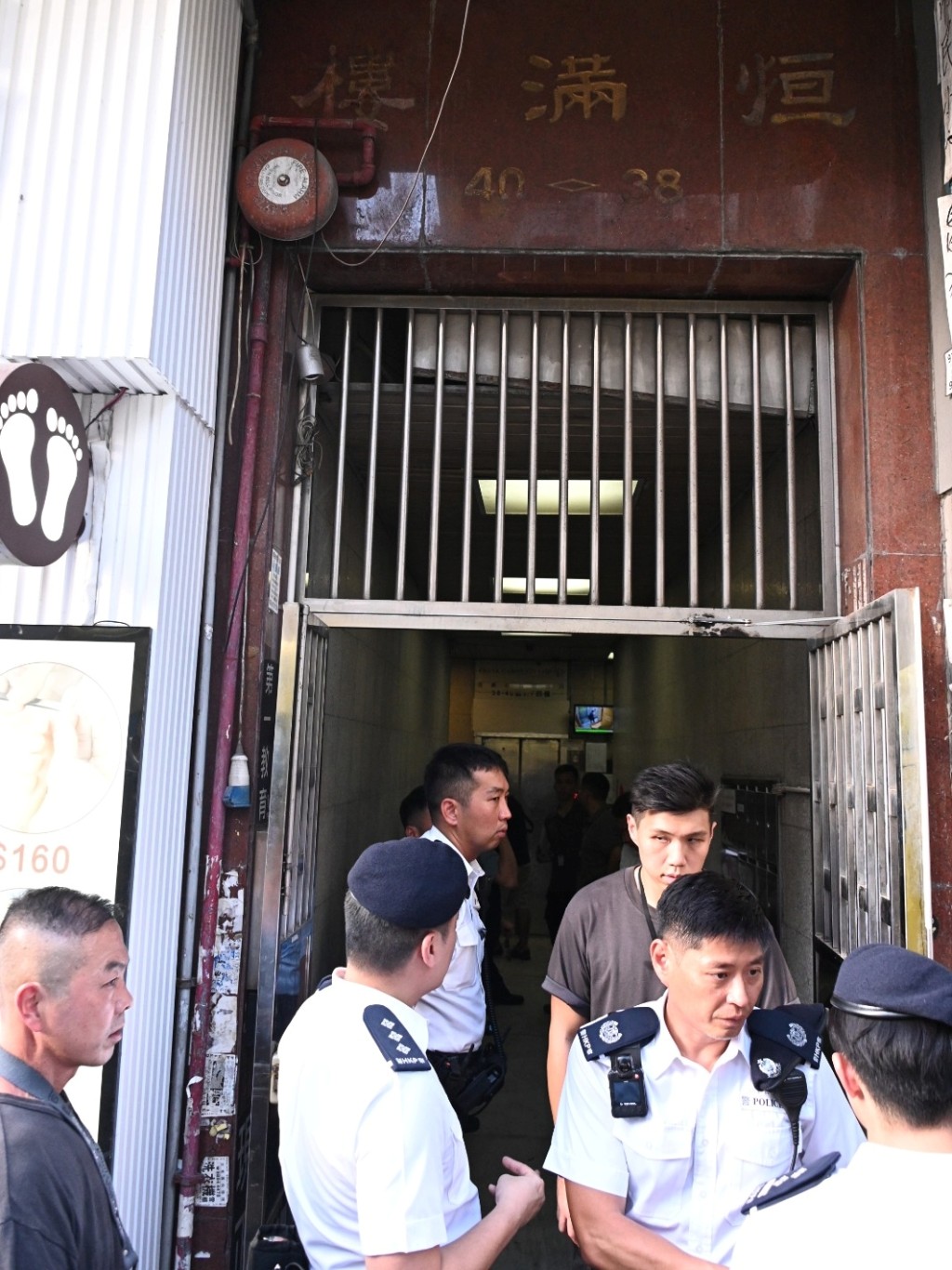 大批警員在場調查。