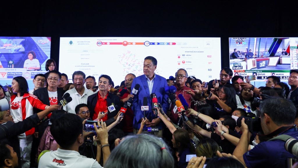 泰国地产大亨斯雷塔在5月14日选举当天票站关门后见记者。 路透社