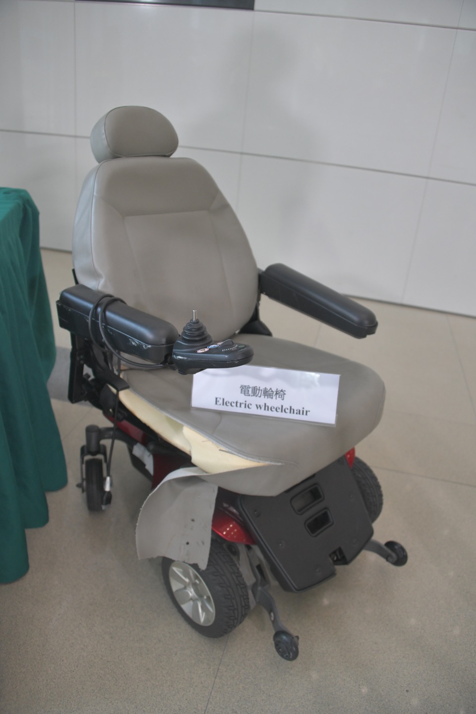 机场海关首次发现旅客利用寄舱电动轮椅藏毒。杨伟亨摄