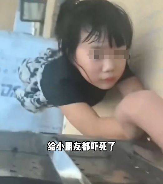 吳玉梅死捉著女童手防止她墜落，同時拍片找鄰居救助。抖音