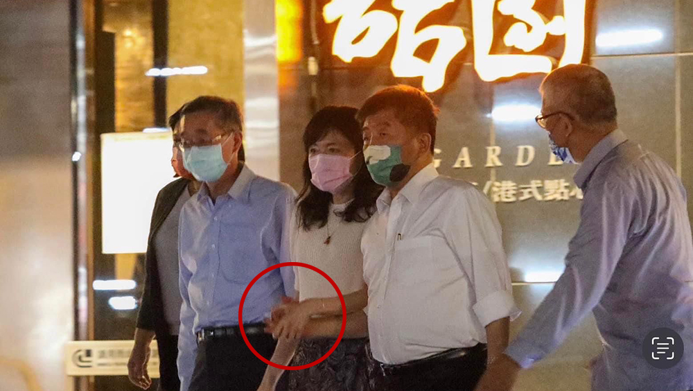  台北市長候選人陳時中被指與已婚女性十指扣環，是「鹹豬手」。