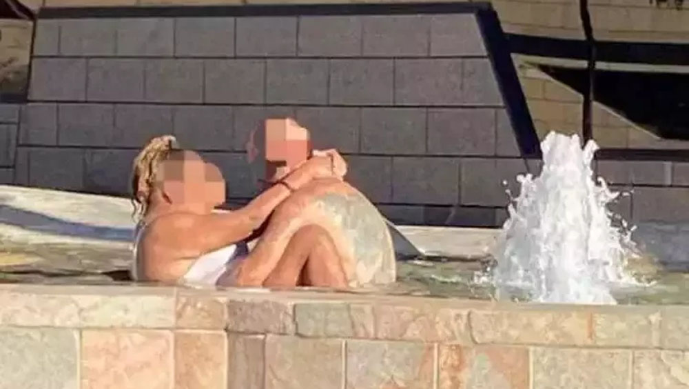 澳洲男女跳進噴水池「鴛鴦戲水」。FB圖
