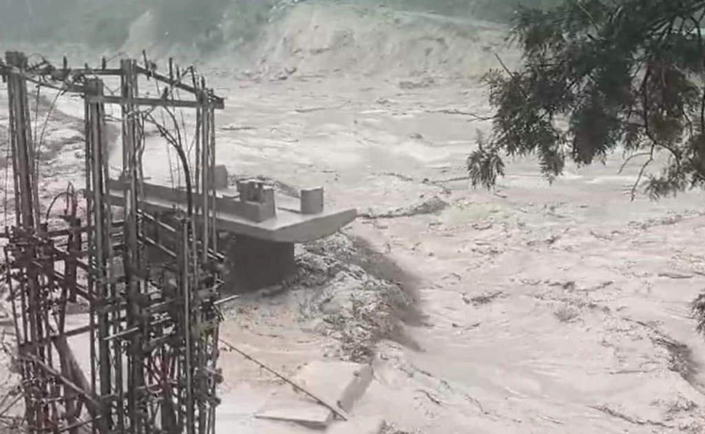 锡金邦突降暴雨，造成提斯塔河发生暴洪。网上图片