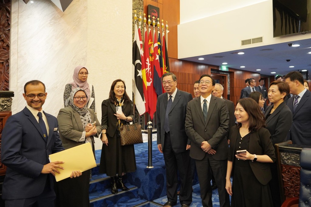 立法会考察团在马来西亚第二天行程，今早（13日）拜访马来西亚国会。梁君彦FB图片