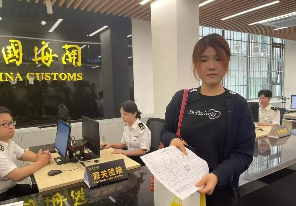 羅湖口岸離境退稅辦理點正式揭牌啟用(圖為第一位退稅旅客)。 深圳特區報 羅湖口岸離境退稅辦理點正式揭牌啟用(圖為第一位退稅旅客)。 深圳特區報