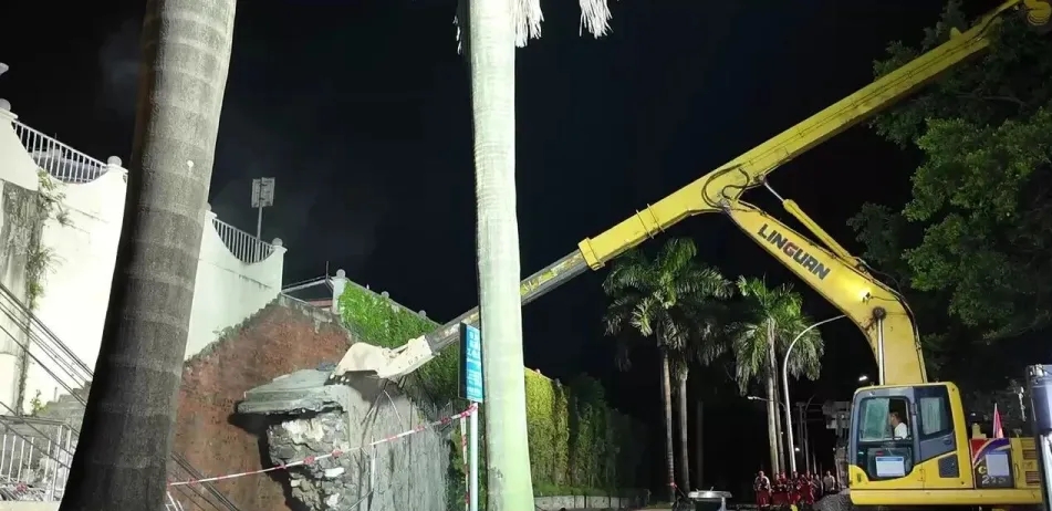 廣西南寧北大橋出現地陷及塌陷,1300多人連夜搶修。 廣西南寧北大橋出現地陷及塌陷,1300多人連夜搶修。
