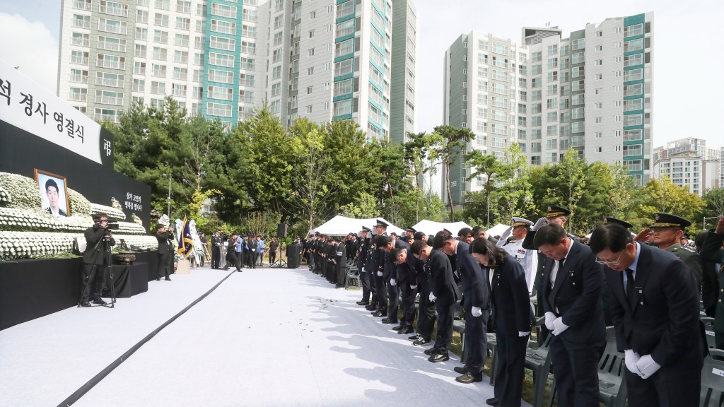為救中國老翁殉職南韓海警告別式,800人送行。 中新社 為救中國老翁殉職南韓海警告別式,800人送行。 中新社