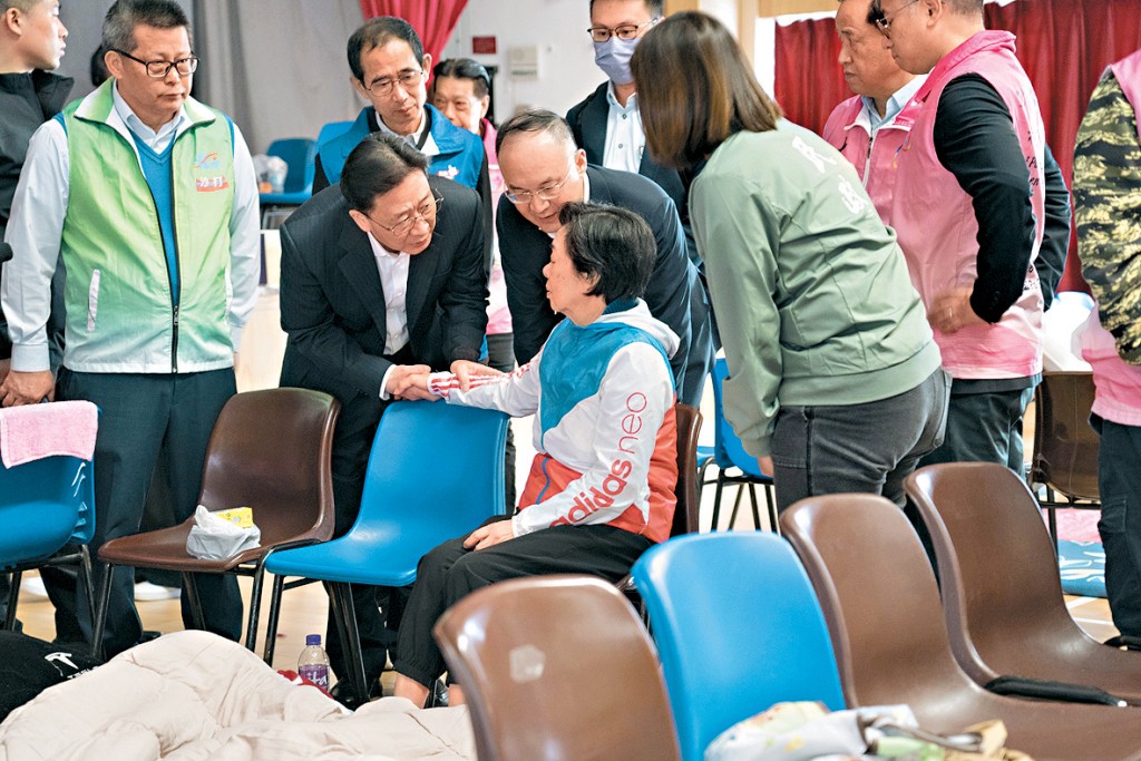 中联办主任周霁与中央港澳办副主任农融到大埔社区中心，慰问宏福苑受影响居民。