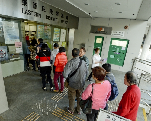 市民排隊索取關愛共享計畫4000元申請表。