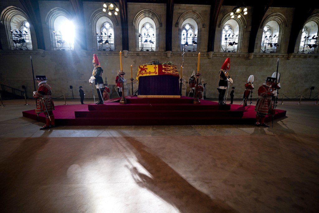  伊利沙伯二世的靈柩在倫敦的西敏廳擺放，供民眾瞻仰致哀。AP