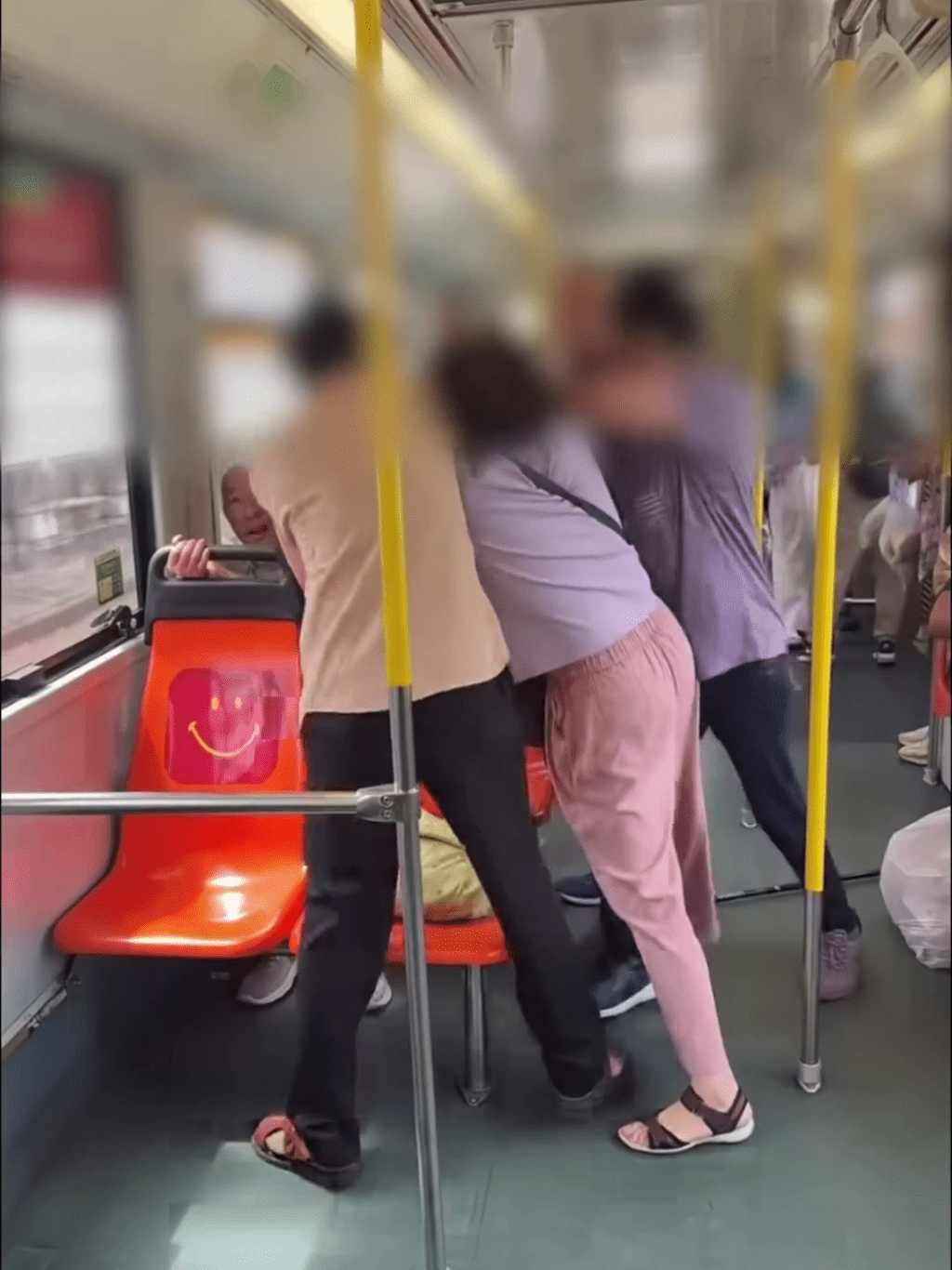 爭執於輕鐵車廂關愛座發生,附近乘客一臉無奈。FB:新界地區生活連線 爭執於輕鐵車廂關愛座發生,附近乘客一臉無奈。FB:新界地區生活連線