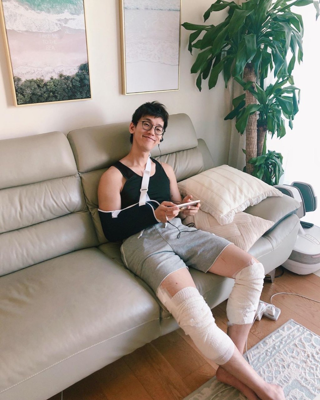 林奕匡右手同雙腳仲包紥住，但精神尚算唔錯。