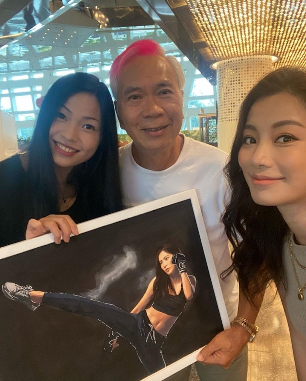 李龙基、王青霞因为与杨柳青（右）合照，令“基嫂”Chris身份曝光。 