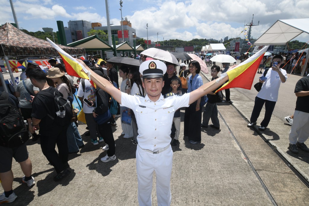 馬馳向市民展示海軍在海上溝通的手旗訊號。 馬馳向市民展示海軍在海上溝通的手旗訊號。