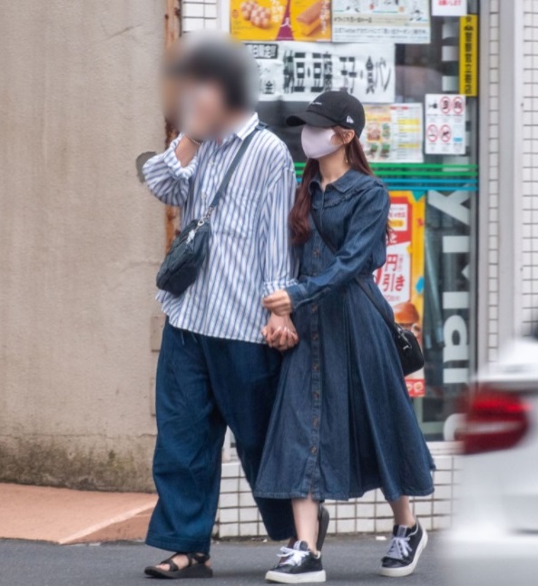 星野南為拍拖一事公開道歉,並接受停工處分。